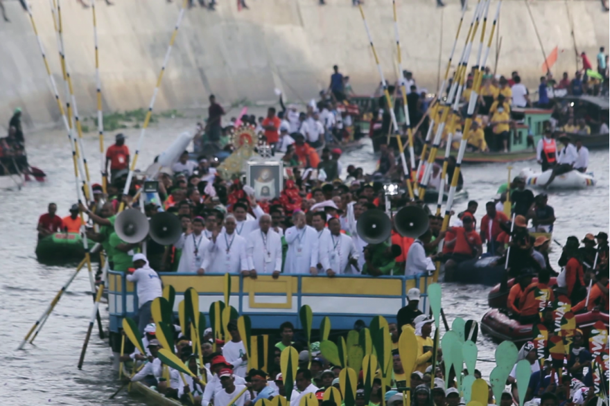 The pagoda carrying the images of Our Lady of Peñafrancia and the Divino Rostro lead a fluvial procession on the Naga River. Image courtesy of the Diocese of Caceres.