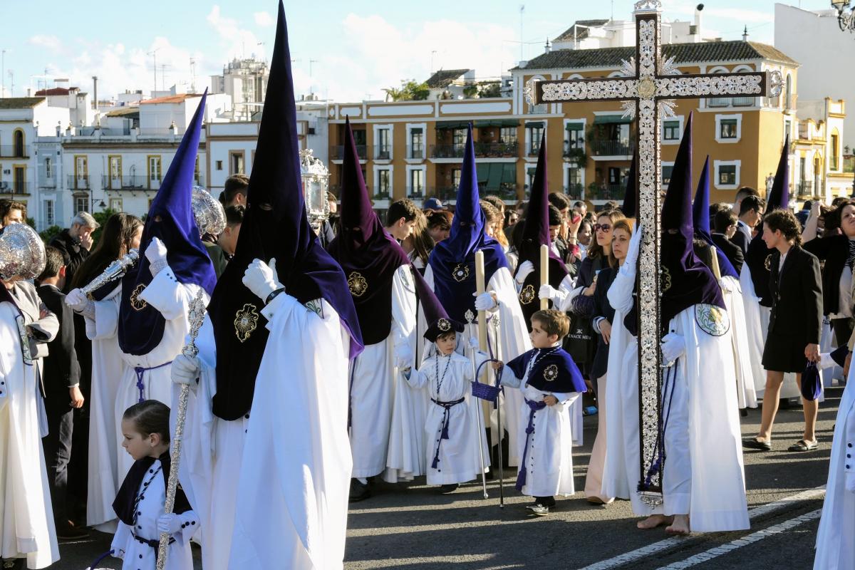 Seville's streets flooded with 60 processions throughout Holy Week