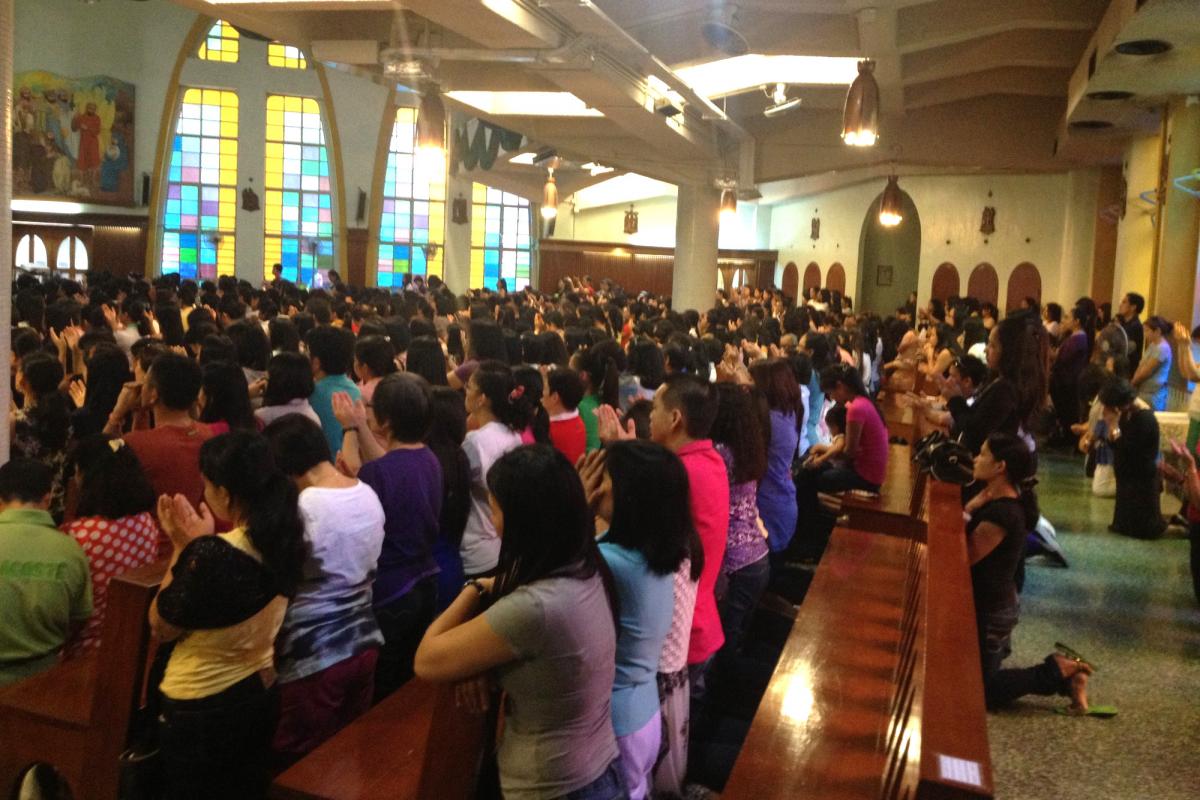 for m form migrants than devotion Kong focus Filipinas Chinese on more in Hong