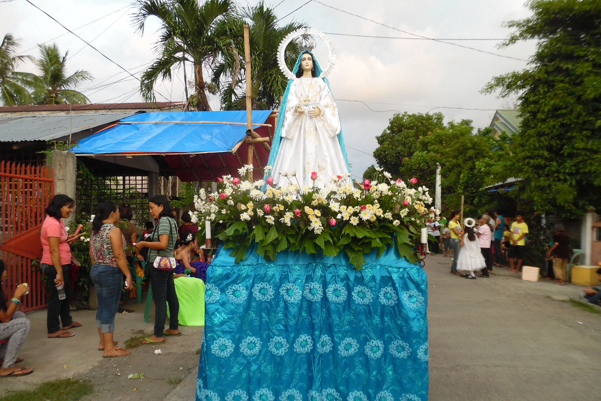 Flores de Mayo and Santacruzan engage Filipino youth in Marian devotion