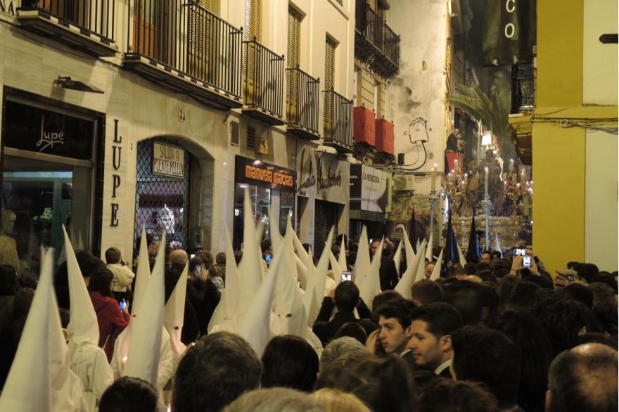La Borriquita, a Sevillian brotherhood that is for children and teens, is the first to march on Palm Sunday, and features a paso with Jesus' entry into Jerusalem. In 2016, rain delayed the procession until evening.