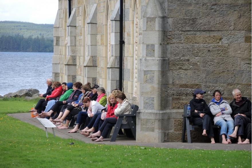 Los peregrinos deben realizar el recorrido en el Purgatorio de San Patricio con los pies descalzos · Catholics & Cultures