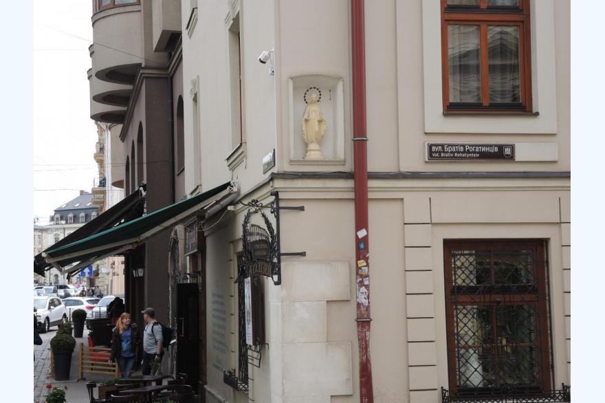 Though removed during the Soviet era, religious images have been restored to a number of niches in old Lviv.