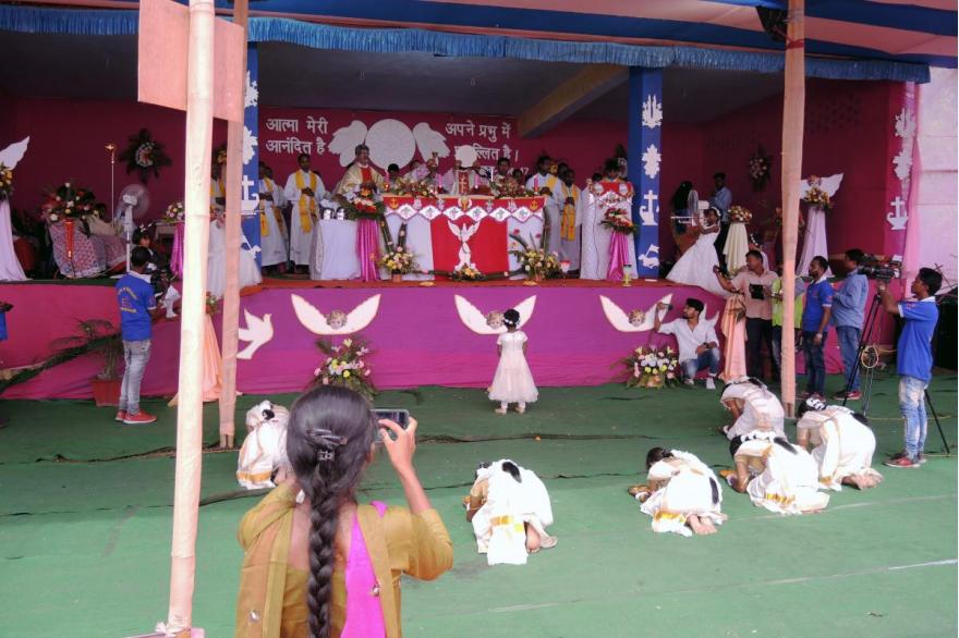 Children kneel before the altar during the Mass for Dhori Mata.