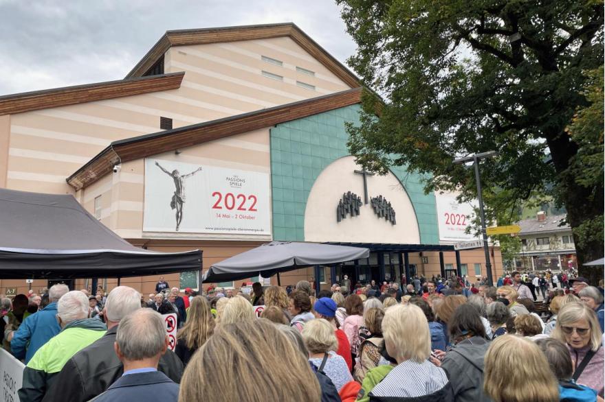 A crowd of people outside the Passion Play Theater, which was moved to this site in Oberammergau in 1830. Photo: Thomas M. Landy