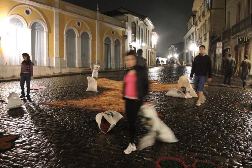 Families, clubs and organizations are allotted sections of the route. After the Easter vigil they begin their work in the dark..