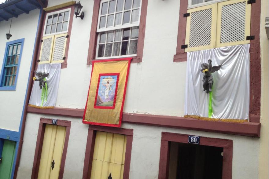 Banners are hung outside the windows of many buildings along the processional routes in Ouro Preto. The purple Holy Week banners are replaced by white and other colors.