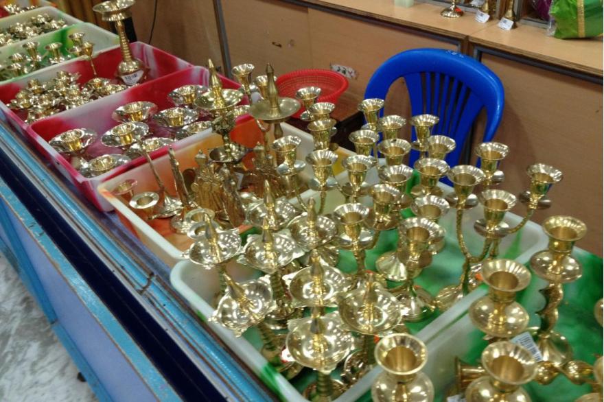Bronze pieces, for sale at Velankanni Shrine. Oil lamps, which have an important place in Hindu homes, are also important in Catholic ones, along with crosses and candlesticks.