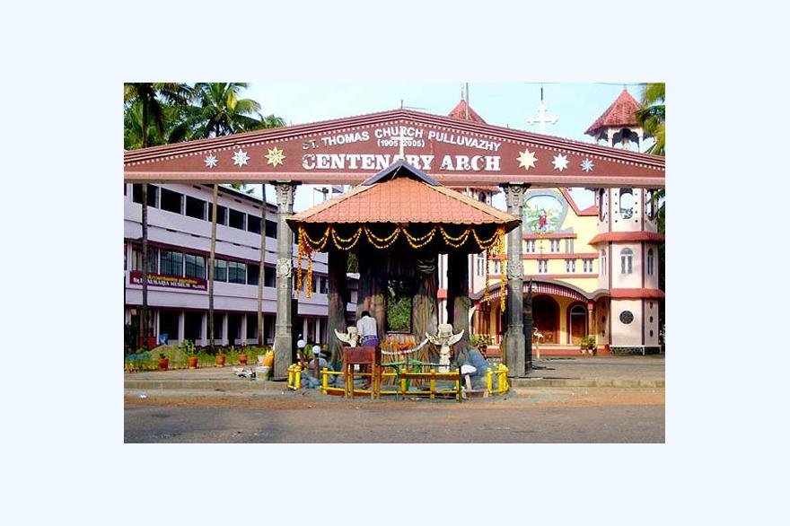 St. Thomas Church, Pulluvazhy, has a celebrated roadside shrine with a statue of St. Anthony that draws a constant stream of visitors.