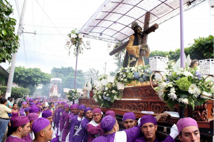 On Holy Thursday in Izalco, the procession begins its way through the streets. The statue of the Nazareno can be rotated to face the homes of families along the route. Photo credit: Josue Parada/El Salvador