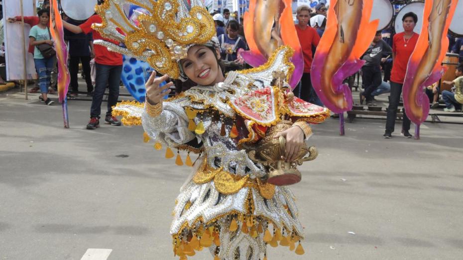 The lead dancer of Barangay San Nicolas Proper's dance troupe carries an image of the Santo Niño in Cebu's Sinulog parade.