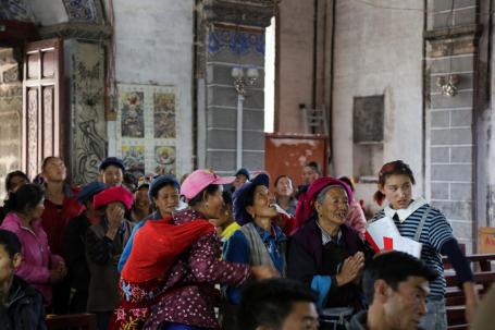 An assistant helps direct congregants at a Holy Thursday Mass at Cizhong Catholic Church, Yunnan. Photo by Liu Haiming.