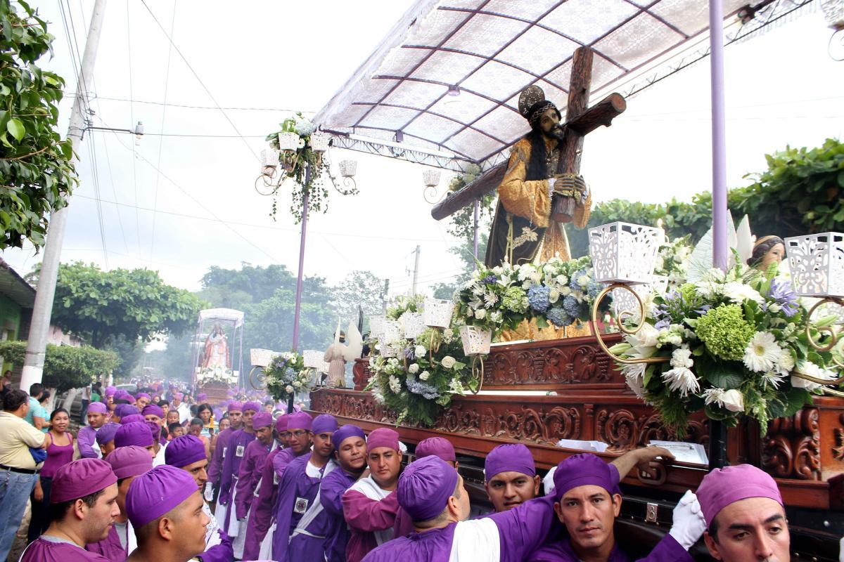 All Night Holy Week Procession Commemorates Passion In El Salvador Catholics Cultures