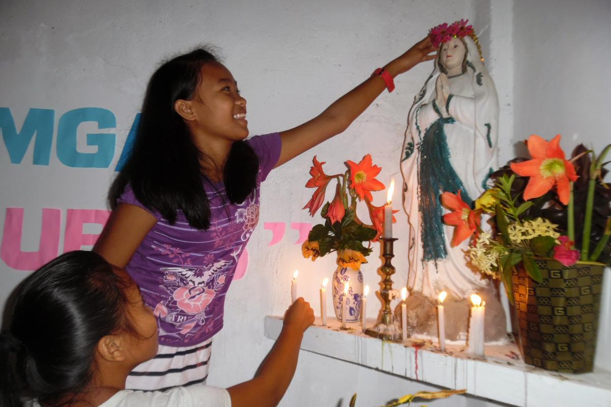 Flores De Mayo And Santacruzan Engage Filipino Youth In Marian Devotion Catholics Cultures